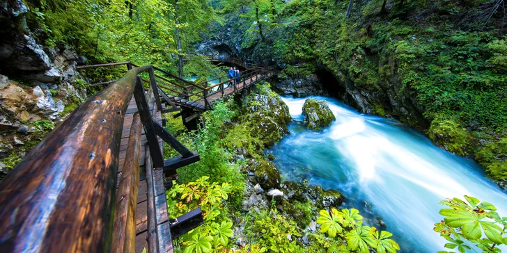 Čeká vás pěší túra (6 km) k soutěsce Vintgar. 