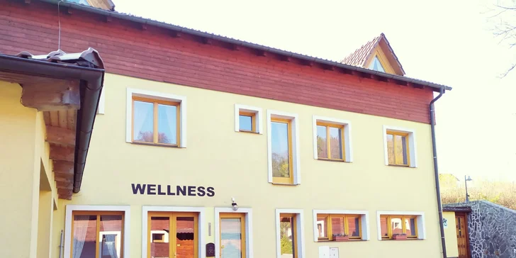 Wellness centrum se nachází 100 m od chat.