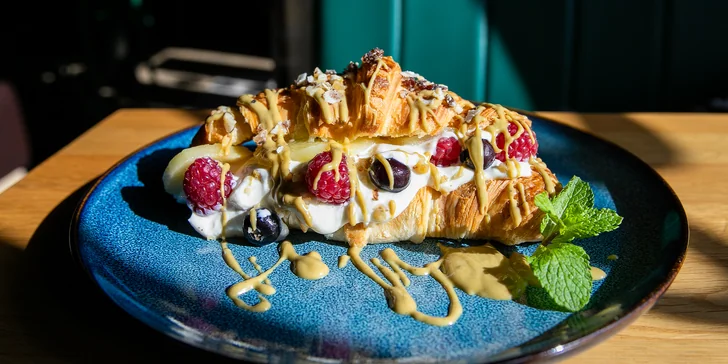 Plnený croissant alebo soufflé s kávou podľa výberu: varianty pre 1 aj 2 osoby
