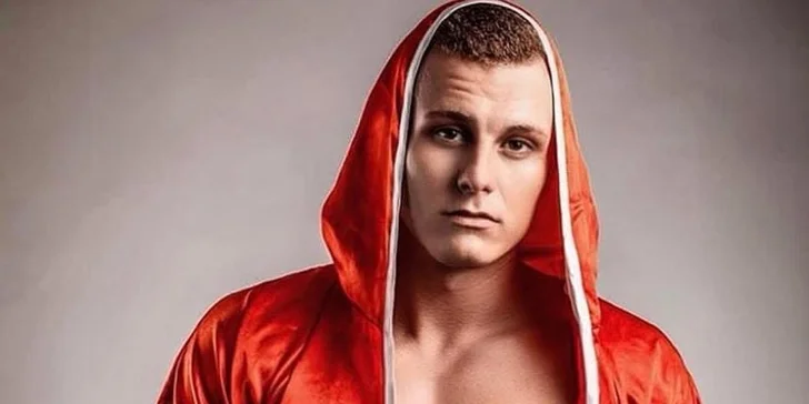 Show je plná efektů, akrobacie a samozřejmě lechtivých pohybů. 