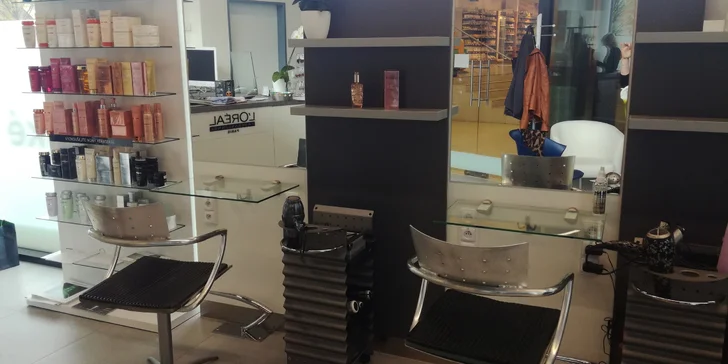 Salon M kadeřnictví se nachází v přízemí obchodního centra Atrium.