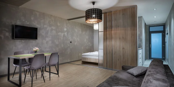 Na pokoji či apartmánu najdete TV a také se tu připojíte na Wi-Fi. 