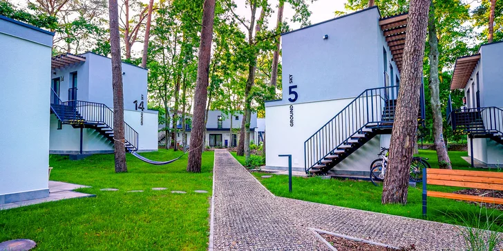 Moderné apartmány v Kolobrzegu pri Baltskom mori: rezort v borovicovom lese pri pláži, balíčky s raňajkami