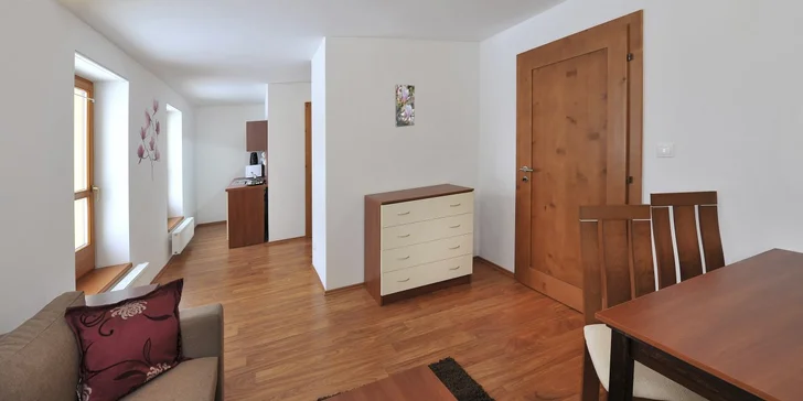 Apartmán disponuje jedálenským stolom aj rozťahovacím gaučom (Apartmán A 3+2)