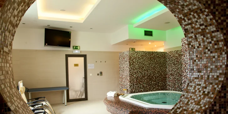 V moderním wellness nechybí tepidárium, hydromasážní sprcha a odpočinková zóna.