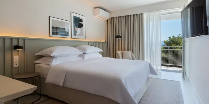 Na místě vás přivítá 4* hotel Bluesun Hotel Borak.