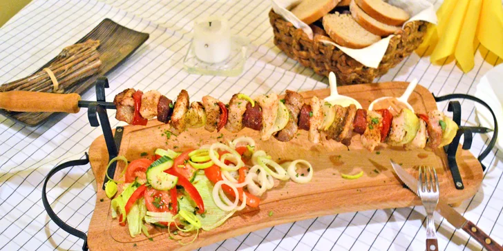 Pochutnáte si na 400g nebo 650g špízu s kuřecím, kotletou, klobásou i zeleninou.