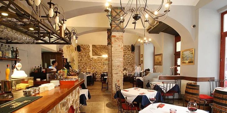 Projděte se po krásách staré Prahy, restaurace je na Malé Straně u Újezdu. 