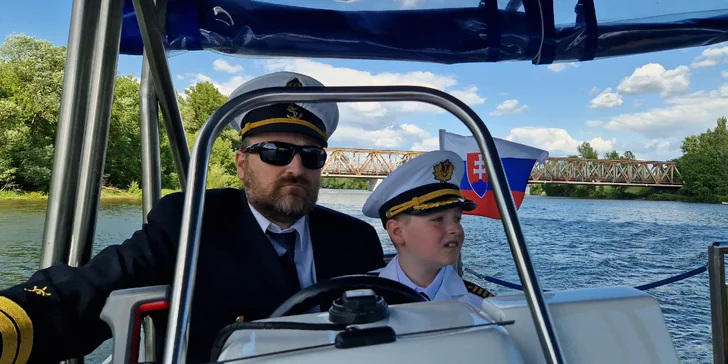 Prenajmite si vyhliadkovú loď aj s profesionálnym kapitánom, vyberte si trasu a vydajte sa objavovať Váh. 