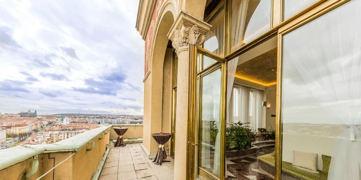 Vystoupat můžete na střešní terasu, odkud se vám naskytne 360° panoramatický výhled na historické centrum.