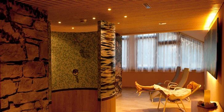 Součástí místního wellness je i relaxační místnost s lehátky.