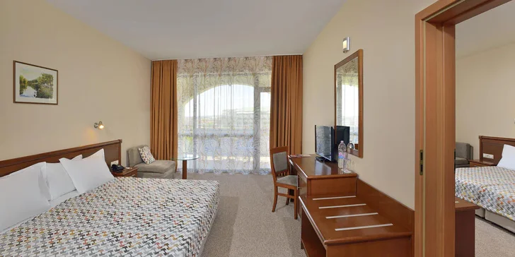 Z balkonu je výhled do okolí hotelu či hotelového parku.