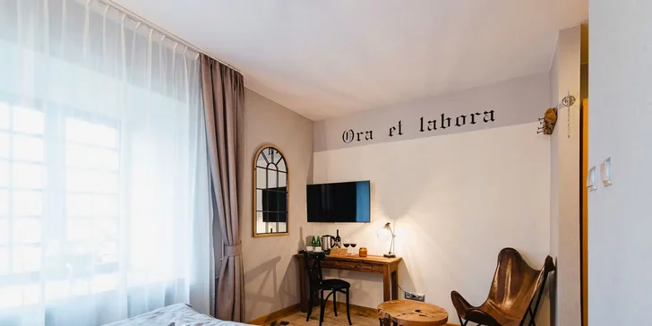  K mání je dvoulůžkový pokoj s manželskou postelí...