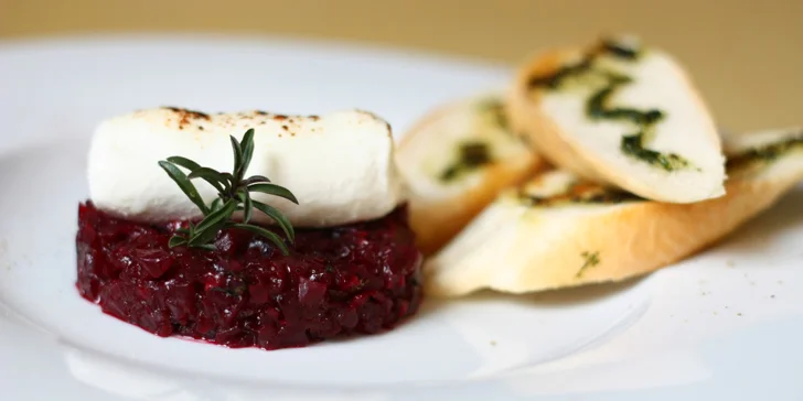 Vegetariánské menu zahájí tatarák z červené řepy s nočkem z kozího sýra. 