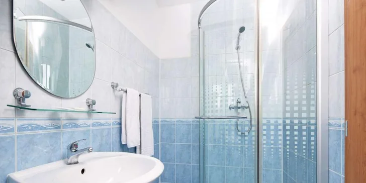 K pokoji patří i koupelna, k pokoji Deluxe dokonce i infra sauna.