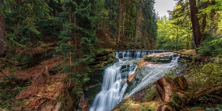 Za výlet stojí třeba 13,3 m vysoký Szklarki vodopád, který je asi 7 km od hotelu.