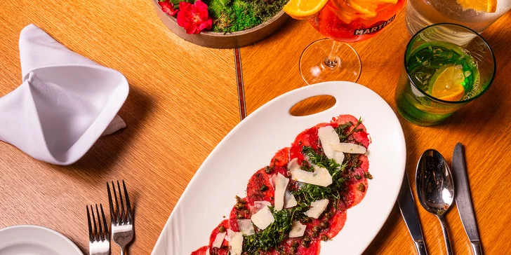 Podává se tříchodové menu, které zahájí hovězí carpaccio. 