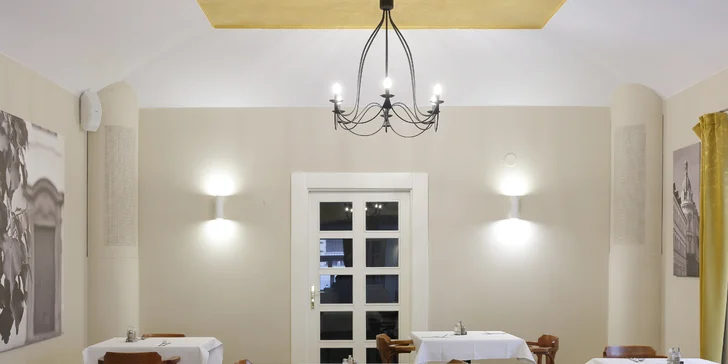 Snídaně se podávají v restauraci, která rovněž prošla rekonstrukcí.
