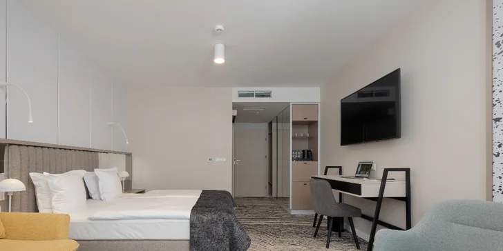K dispozícii je izba Superior alebo priestrannejšia De Luxe a luxusnejšia Premium (na fotografii izba Superior).