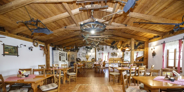 Restaurace se nachází v hlavní budově, vaří tu mnoho nejrůznějších specialit ze zvěřiny, ryb i drůbeže, ale na své si zde přijdou i milovníci oblíbených klasických jídel.