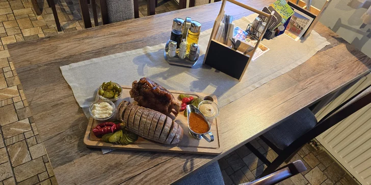 A čím tuhle masovou pochoutku zapít? Dopřejte si rovnou voucher, který vám zajistí i orosený půllitr s pivem Radegast 12°.