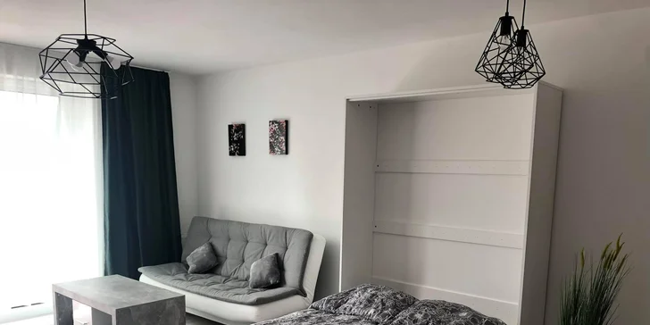 Připravený pro vás bude apartmán, kde se pohodlně vyspíte až ve 4 osobách – je zde vyklápěcí manželská postel a rozkládací gauč. 