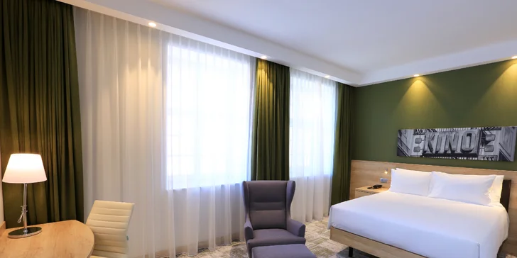 Postele sú veľmi pohodlné, v izbe nájdete aj posedenie, HDTV s plochou obrazovkou, pracovný kút a set na prípravu čaju a kávy.