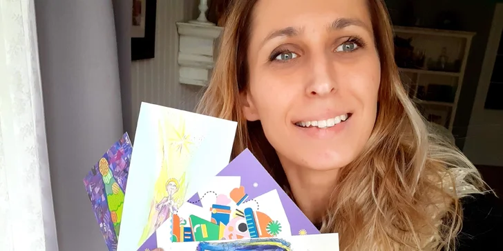Fialové Vianoce bol projekt, ktorý spojil talentovaných slovenských ilustrátorov. Tí vytvorili hodnotné pohľadnice, ktoré si ľudia mohli počas Vianoc kúpiť a tak potešiť nielen svojich blízkych krásnou pohľadnicou, ale podporiť výťažkom z predaja aj deti s epilepsiou.