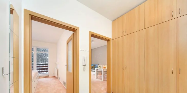 Apartmány Labská leží přímo nad přehradou v tiché části města s uklidňujícím výhledem na vodní hladinu a protilehlé kopce.