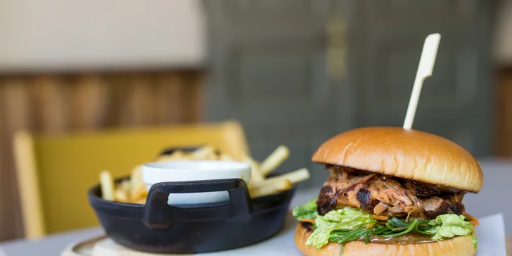 Miso dressing a ázijský coleslaw dodávajú burgeru sviežosť a moderný chuťový nádych.