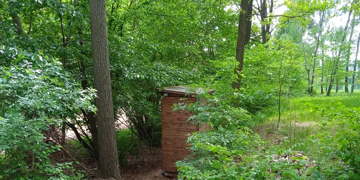 Pri chatke je suchá bio kompostovateľná toaleta, v kúpeľni na vás bude čakať plechový lavor a aku sprcha.