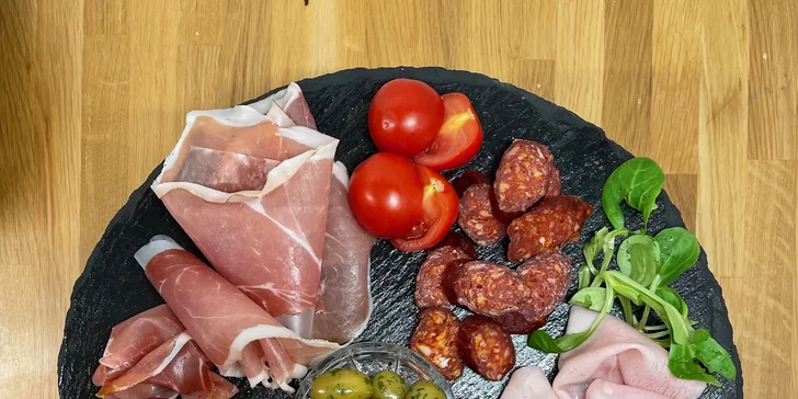 Na salámovém talíři najdete šunku klasickou i sušenou, klobásu a salám.
