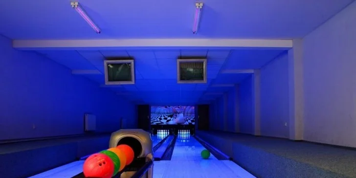 Nebo zajít na bowling. V přilehlém objektu hotelu je zbudováno moderní bowlingové centrum se dvěma automatickými drahami BOWAY.