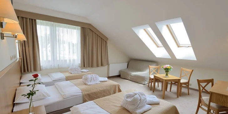 Pokoje mají balkon s výhledem na hory. 