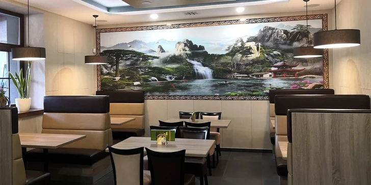 Jídlo si můžete sníst v restauraci, případně vám jej rádi zabalí s sebou. 
