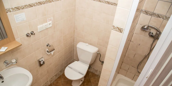 Samozřejmostí je vlastní koupelna s toaletou u každého pokoje.
