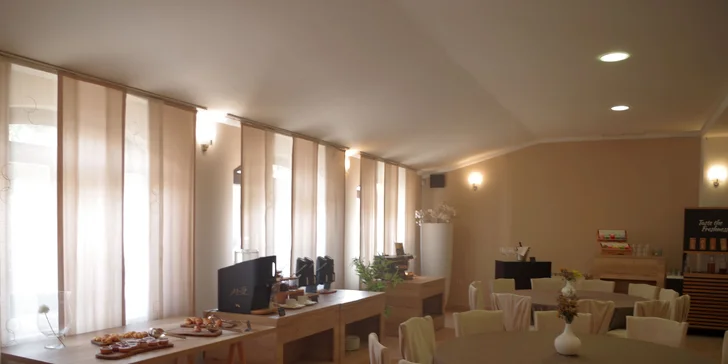 Všechna jídla jsou podávána formou bohatého bufetu.