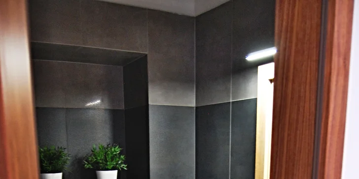Každá izba aj apartmán má vlastnú kúpeľňu so sprchou.