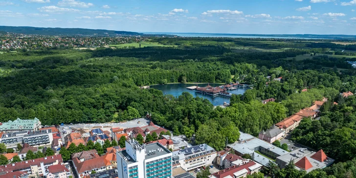 Hotel sa nachádza iba 200 metrov od svetoznámeho termálneho jazera Hévíz