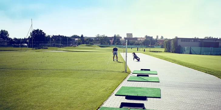 Na místě najdete i golfové simulátory.