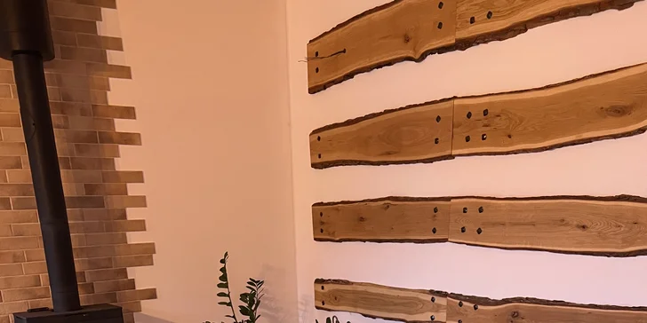 Posezení u krbu v suite - zatopíte si sami.