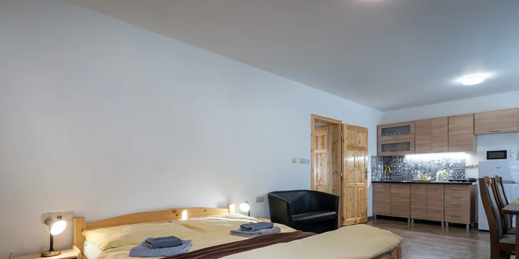 Na výběr máte dvoulůžkové i rodinné pokoje nebo prostorné apartmány.