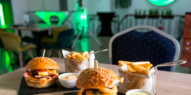 Cheeseburger s nivou a brusnicami je chuťový experiment, ktorý si okamžite získa vašu priazeň.