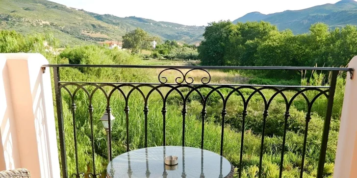 Každý pokoj má vlastní balkon nebo terasu, kde si můžete užít ranní kávu nebo večerní vánek. 