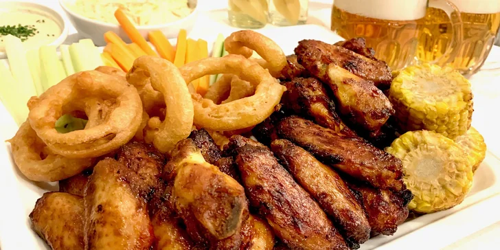 Čekají vás pečená vepřová žebra na černém pivu, marinovaná kuřecí křídla v medu, chilli a zázvoru a samozřejmě přílohy. 