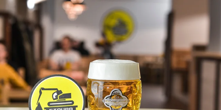 V restauraci Stavba točí Stavbařovu 11 a pivo Polička Otakar.