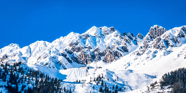 V okruhu cca 5 km sú dva lyžiarske areály.
