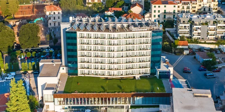 Bydlet budete v hotelu, ke kterému patří i vnitřní a venkovní bazény. 