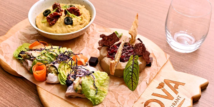 První předkrm si vyberete ze dvou variant. Bude to kachní paštika s cibulovou zavařeninou nebo hummus se sušenými rajčaty a olivami?
