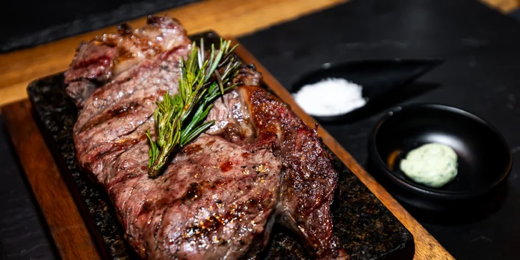 V Black Angus pracujú výhradne s hovädzím mäsom prémiovej kvality, ktoré vyniká svojím mramorovaním.